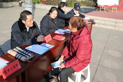 弘扬宪法精神 维护宪法权威——镇江法院法律咨询活动纪实