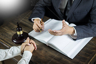 法律天平称 财务咨询中的合规与价值平衡